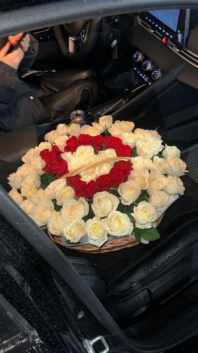 Продаю Белые розы в корзине, 51 штук