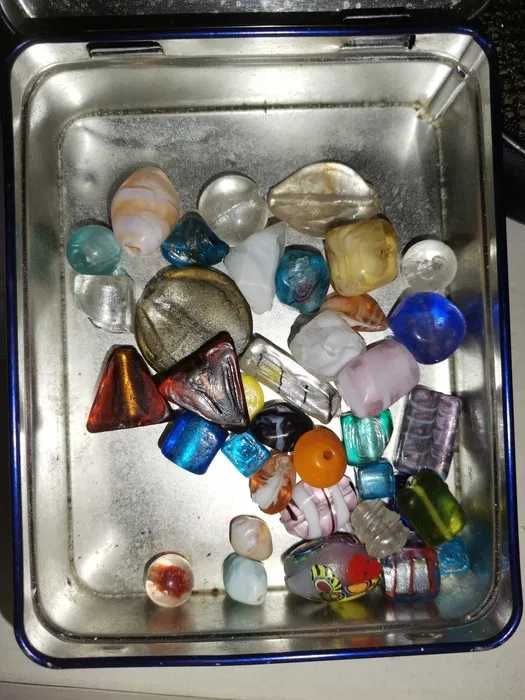 Мъниста и украшения и камъчета