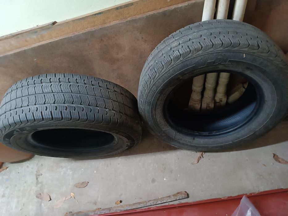 Vând 2 anvelope R16 C