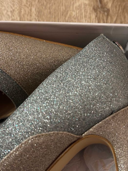 Лимитирани официални обувки на Guess