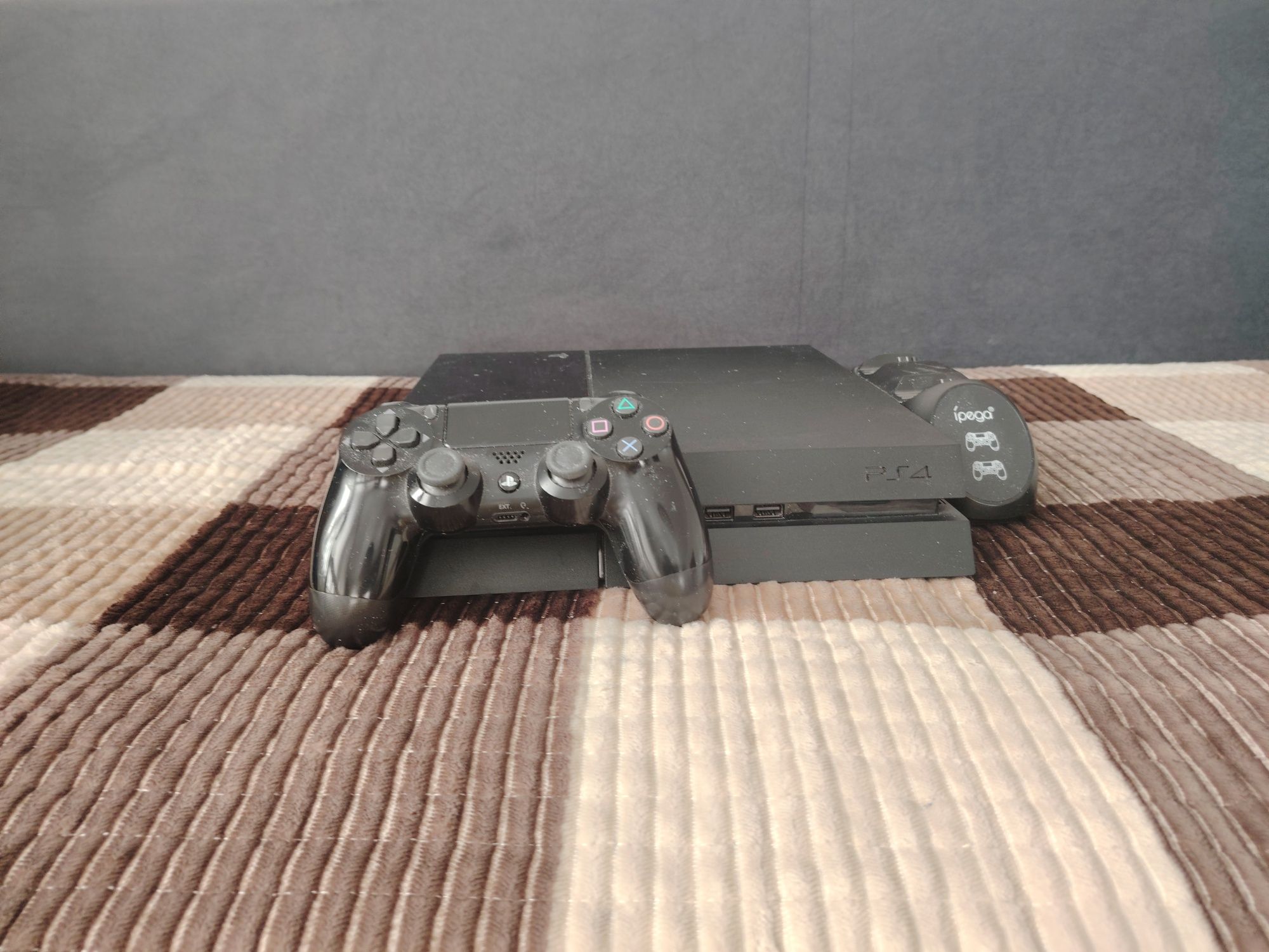 Продам игровую приставку Ps 4 комплект