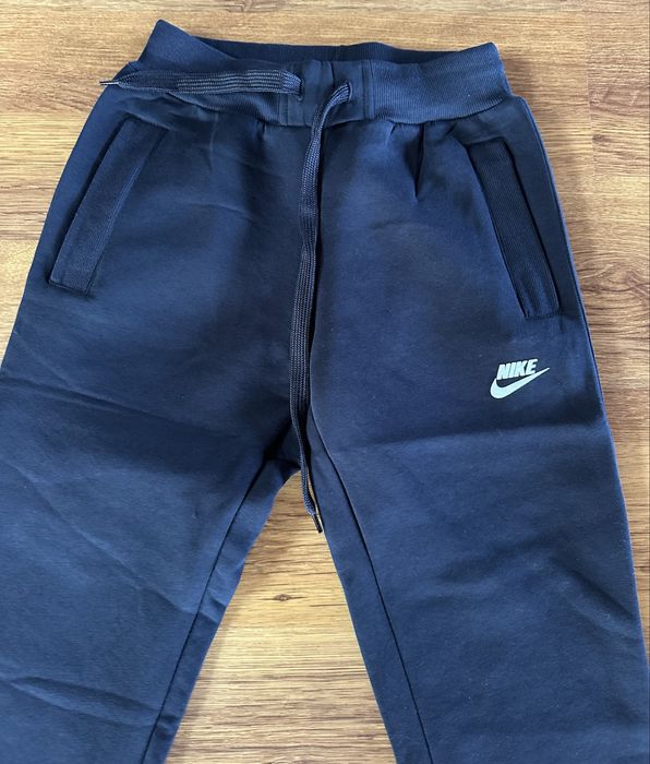 Мъжко,ватирано,тъмно синьо долнище Nike с ципове на джобовете