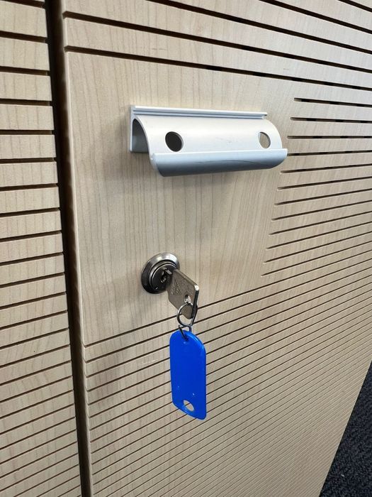 Dulap office cu închidere pe cheie – design modern, stare excelentă