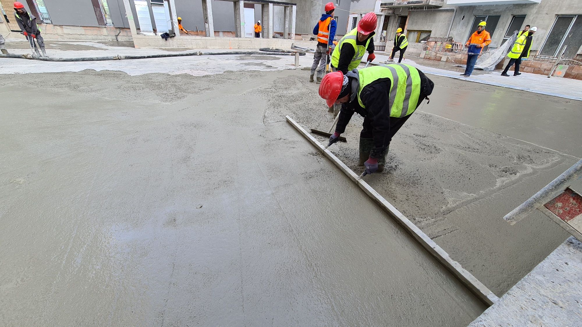 Turnare Beton finisat mecanic cu Elicopter si cuart, Beton Periat