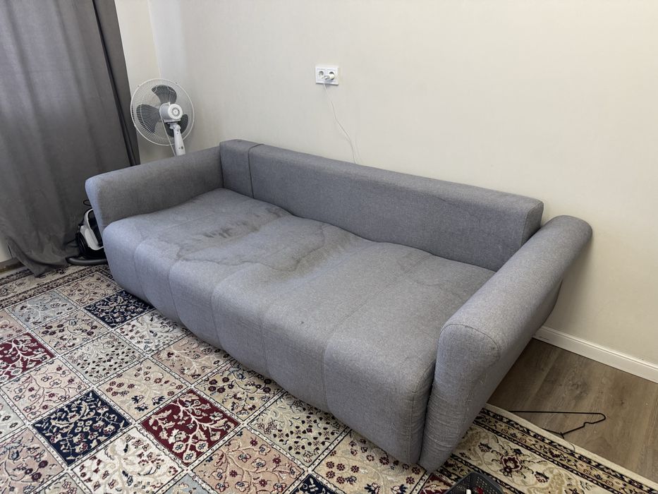 Отдам диван даром.требует химчистки его обоссал кастрированный кот.