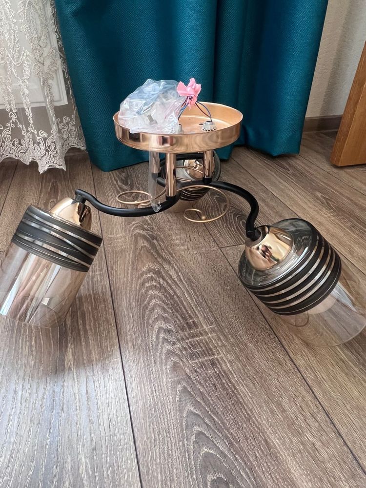 Vând 2 lustre cu 3 becuri