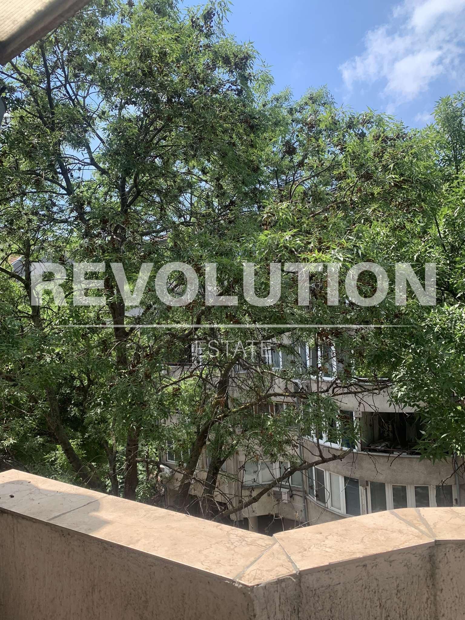 Тристаен апартамент в района на Окръжна болница!