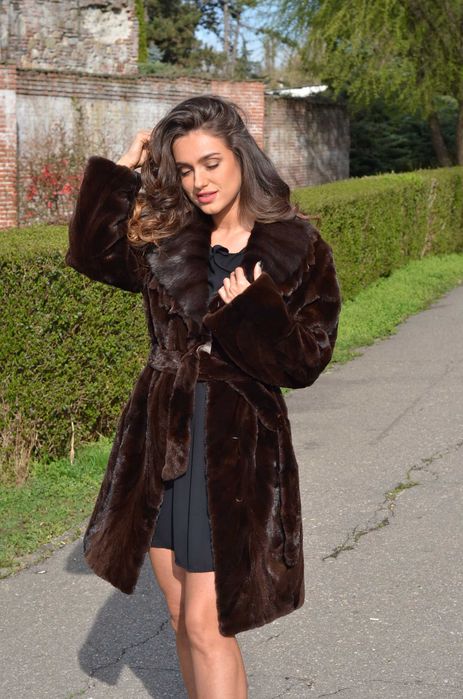 Haina blana lunga de nurca [Amanet Club Caro]