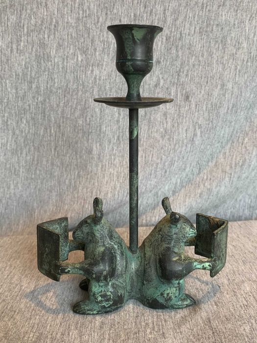 бронзов свещник, изобразяващ две мишки, които четат книги.