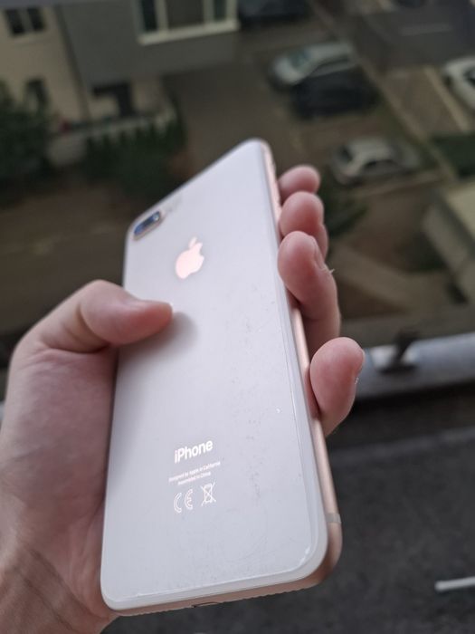 IPhone 8 plus 64gb impecabil + carcase cutie cablu