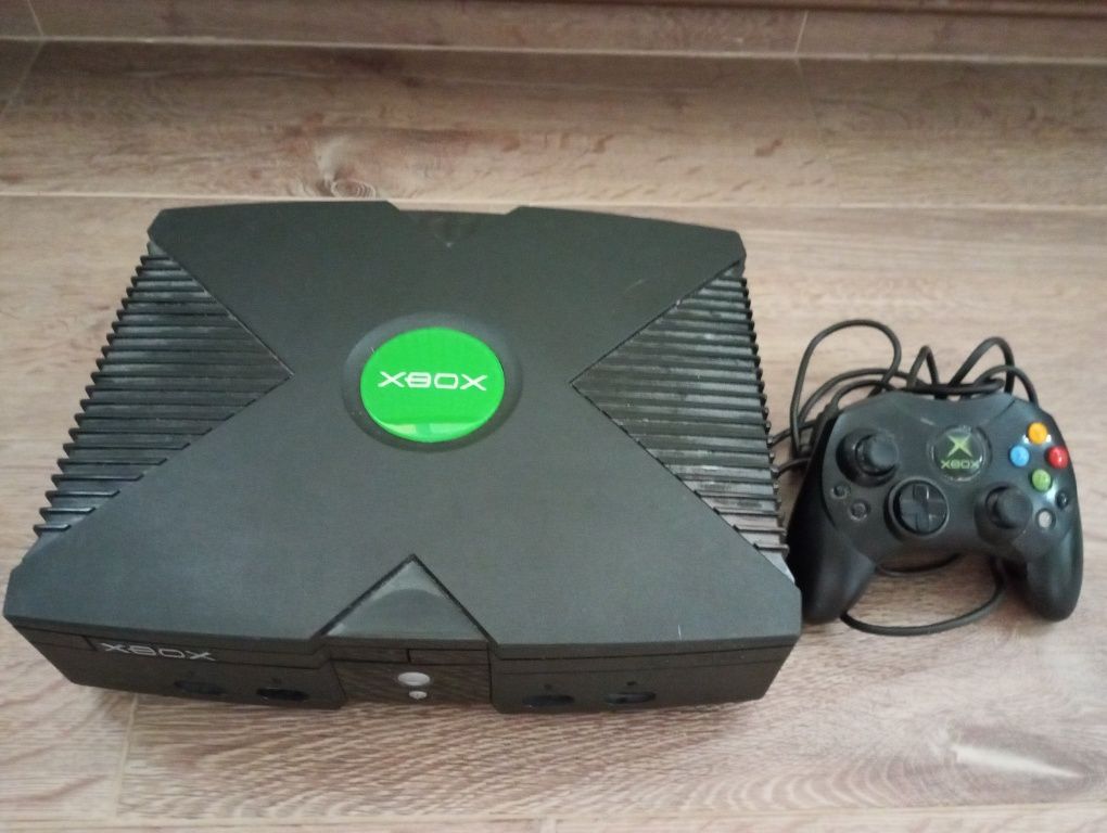 Xbox classic cu controllere și jocuri