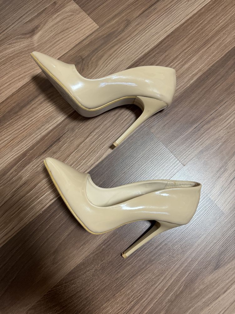 Pantofi stiletto lac nude, marimea 35, Zara