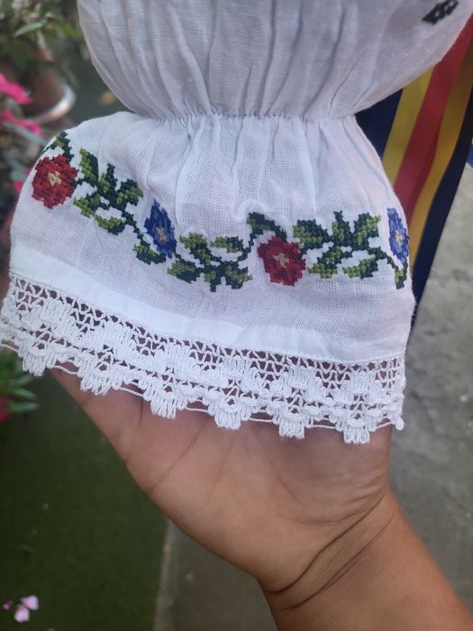 Vând costum popular