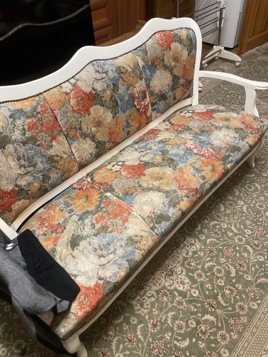 2 кресла, коридорный диван и журнальный стол