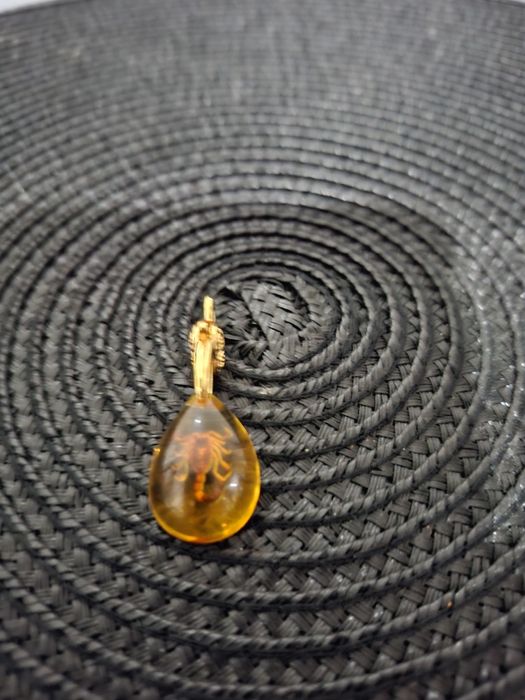 Pandant chihlimbar scorpion lungime 4 cm