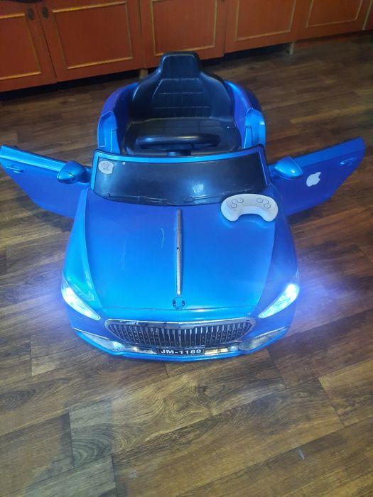 Продам машину на пульту новый аккумулятор