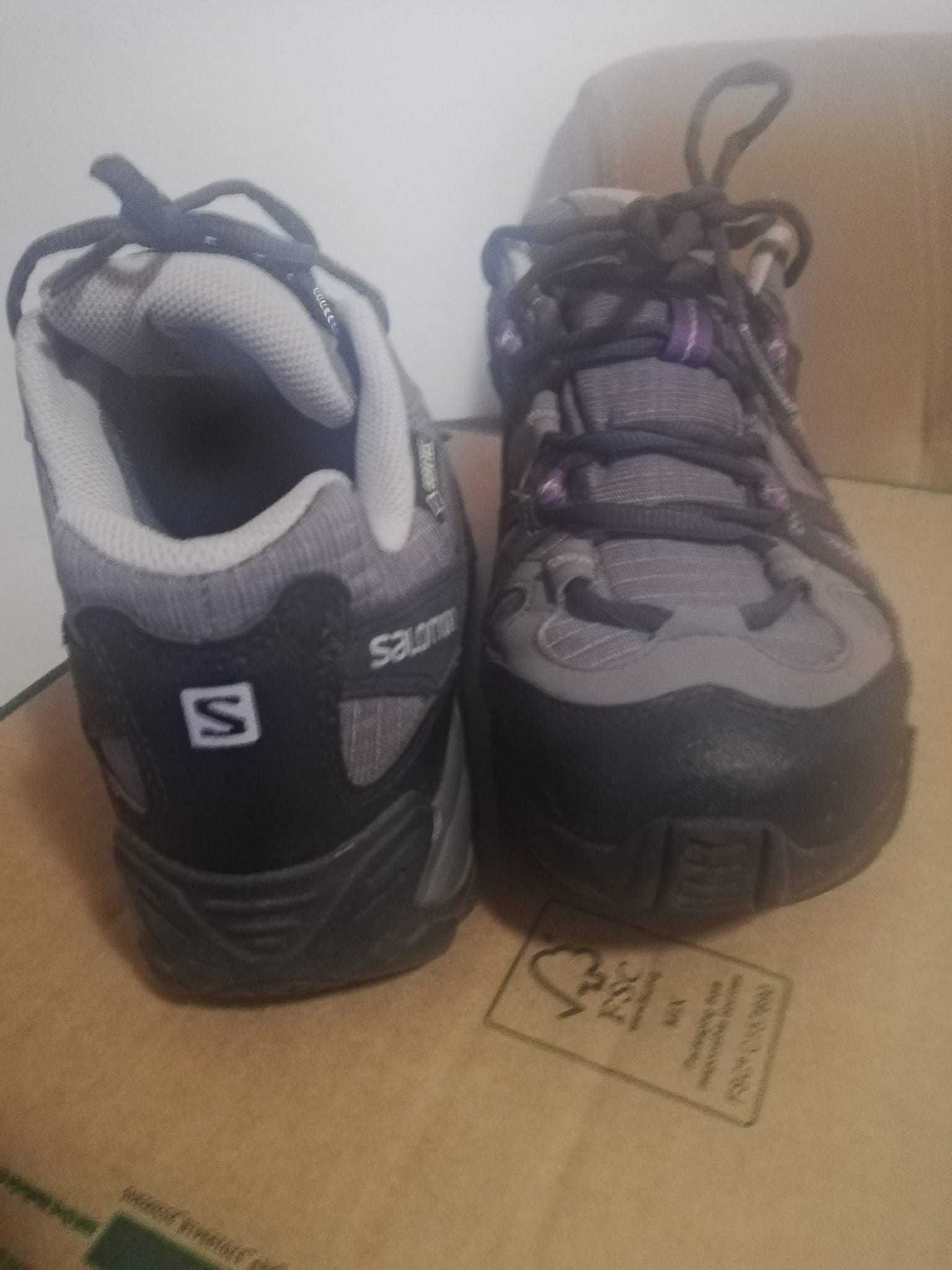 Vand pantofi drumetie Salomon Gore-Tex,marima 38,5 noi