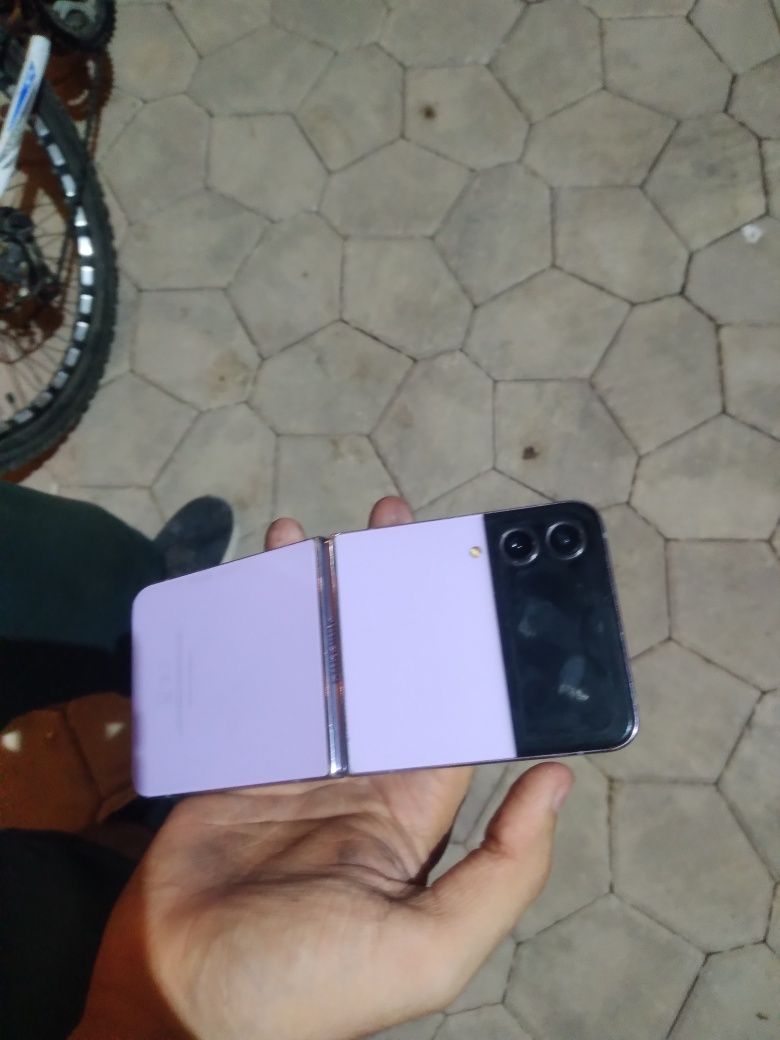 Продаётся z flip 4