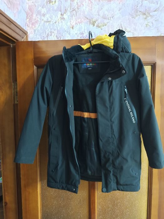 Продам куртку на мальчика.