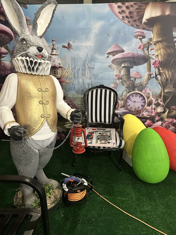 Iepure decorativ Alice in Wonderland ( butaforie)