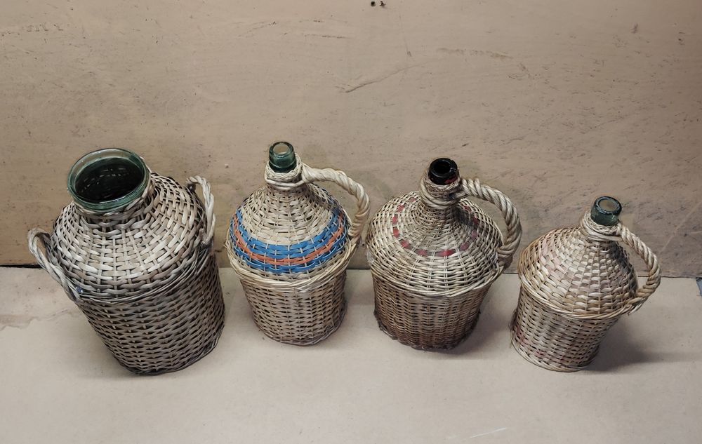 Стари стъклени дамаджани и буркани