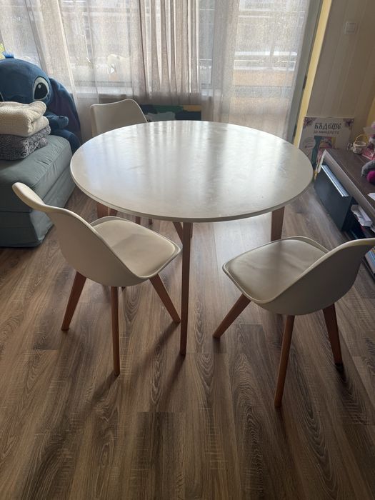 Продавам маса с три стола