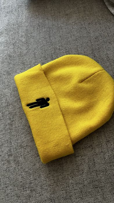 Яркая желтая шапочка