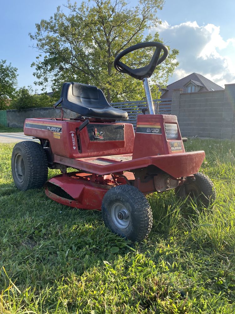 Tractoras tuns iarba Murray