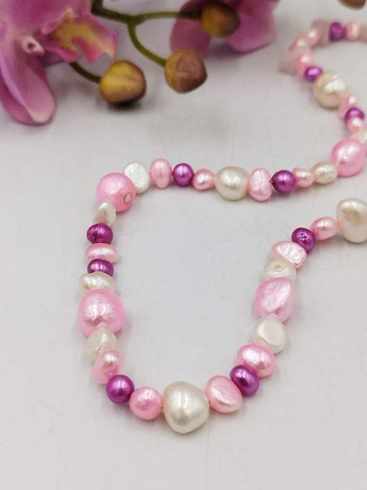 колие изработено от естествени розови и бели сладководни перли.