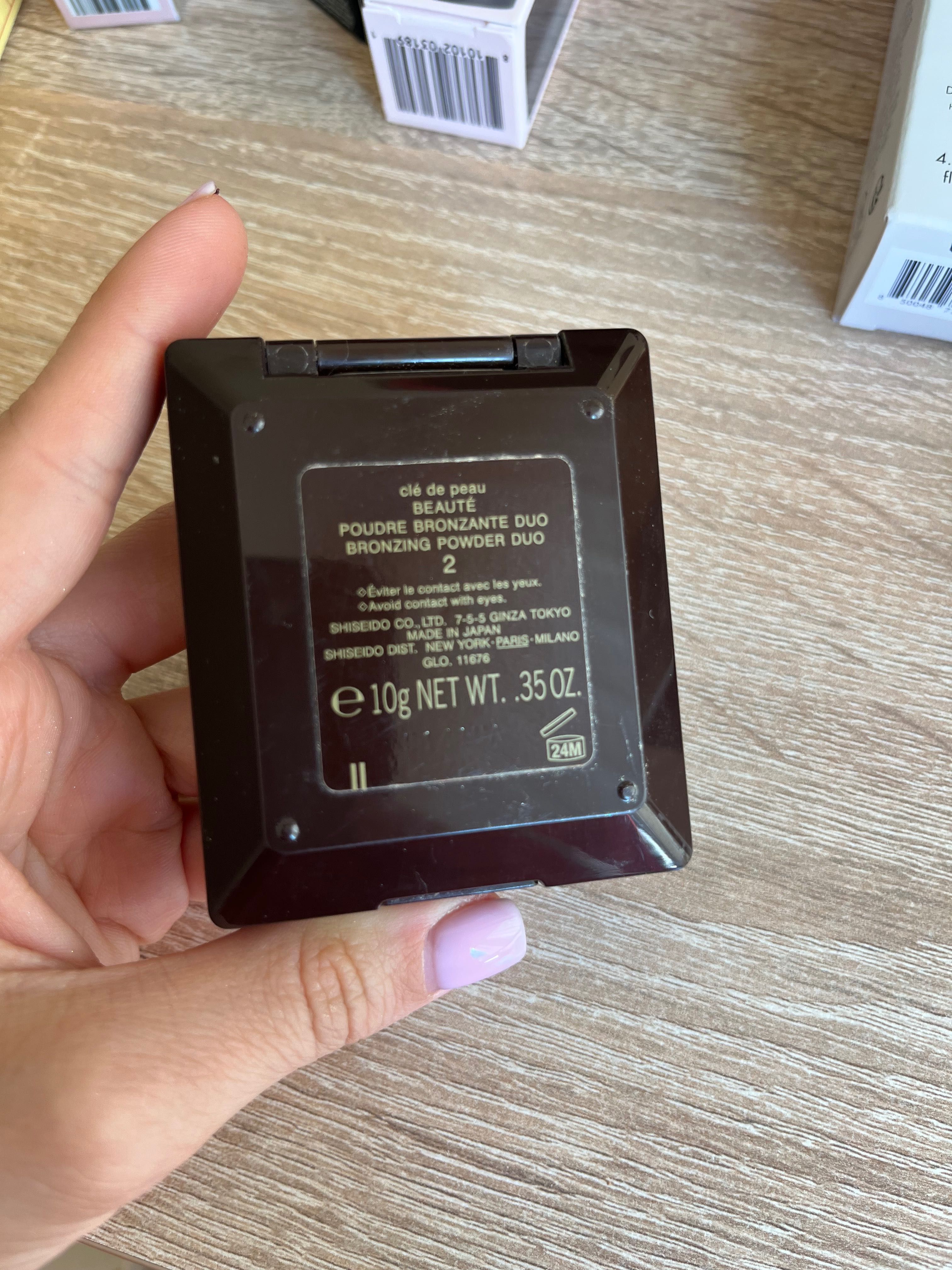 Бронзант на Cle de Peau
