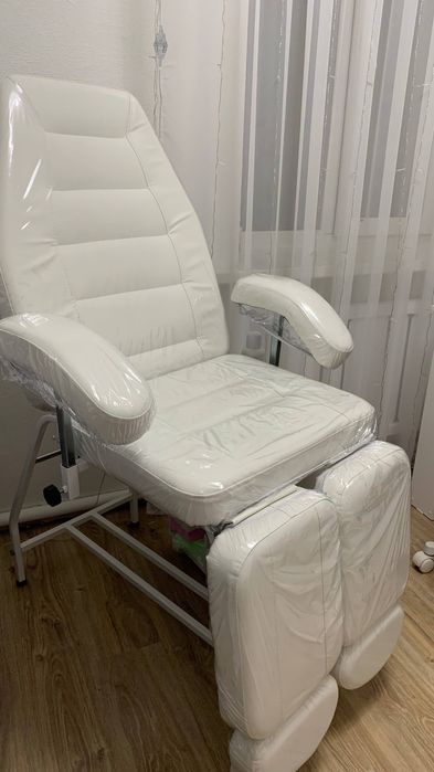 Белое кресло педикюрное кушетка косметологическая