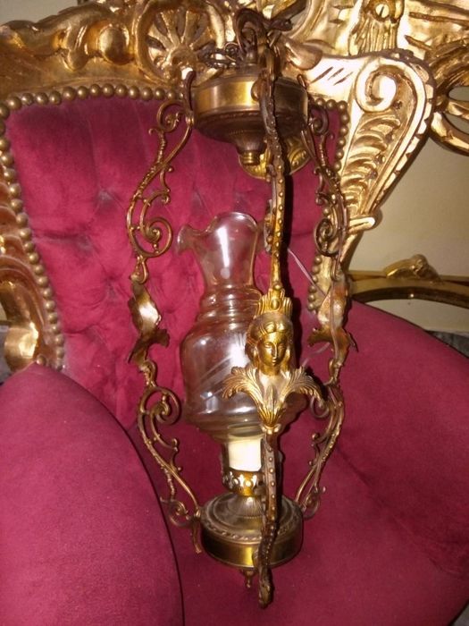 Superb lampadar in stilul Empire din bronz masiv decorat cu 3 capete d