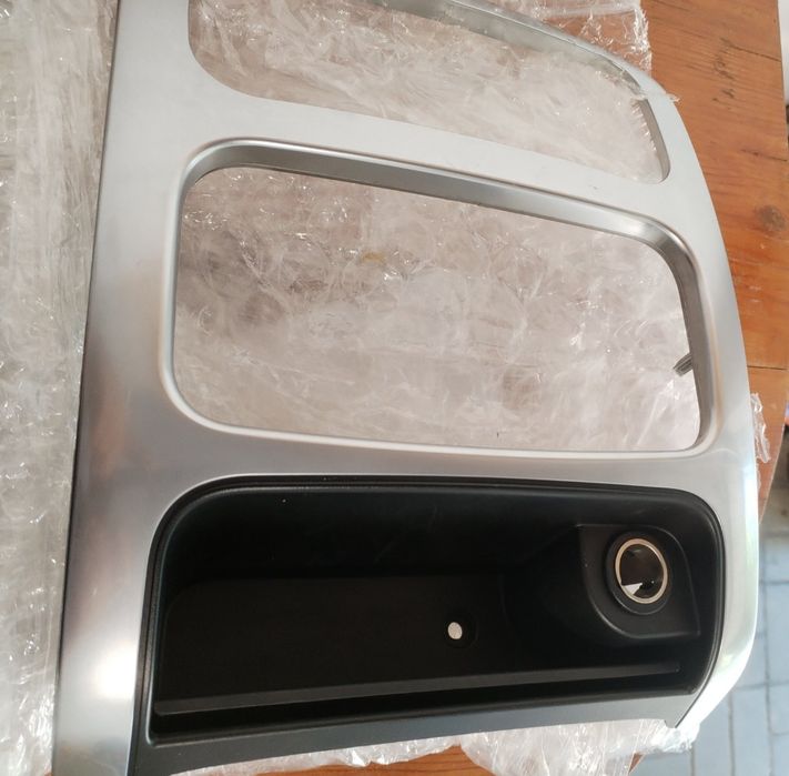 Панел за централна конзола на Jeep Liberty