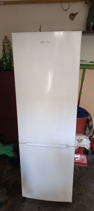 Vând frigider arctic,folosit,îngrijit,spatiu foarte mare de depozitare