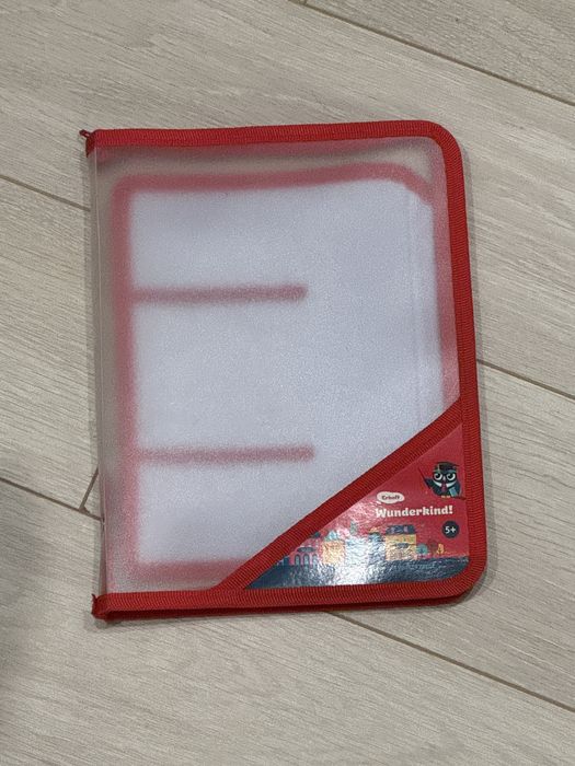 Красная папка для тетрадей и ручек