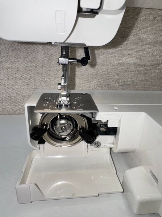 Электромеханическая швейная машинка Janome ArtStyle 4045