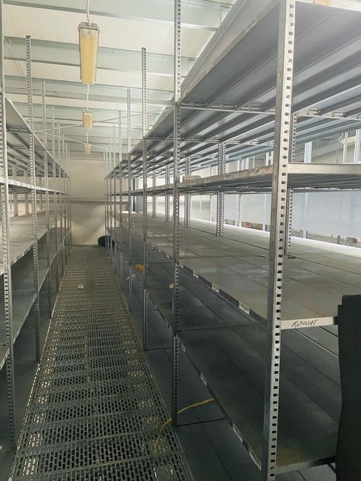 Vandem rafturi zincate pentru marfuri usoare
