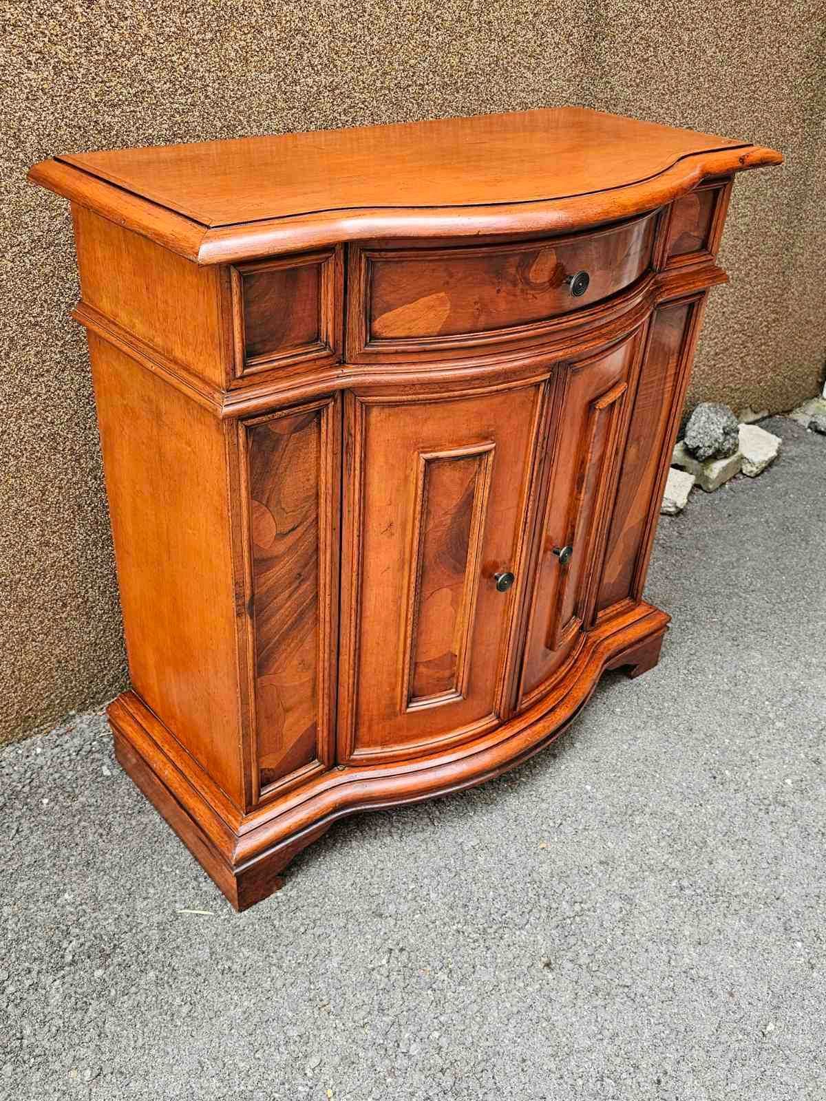 Конзолен шкаф с интарзия