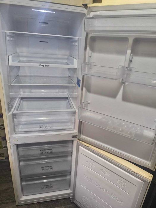 Продам Холодильник SAMSUNG. Возможна доставка до подъезда