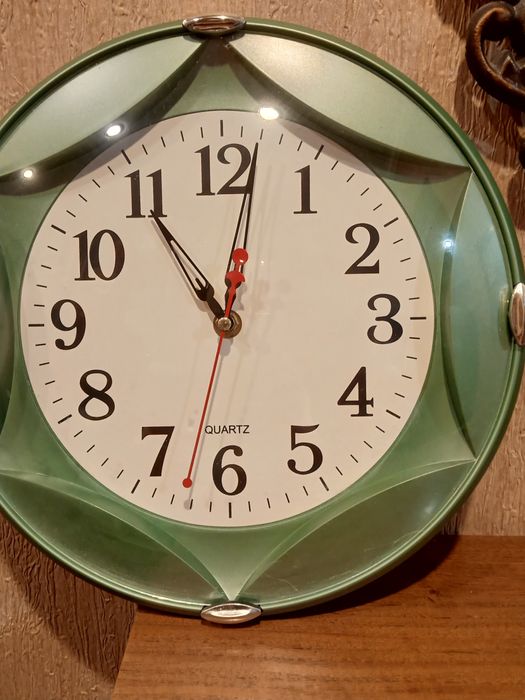 Продам двое настенных часов бывших в употреблении