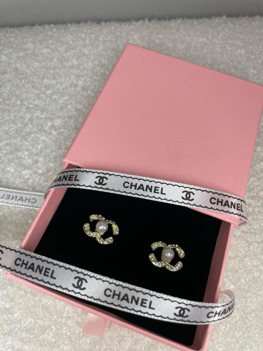 Обеци с камъни в кутия с панделка