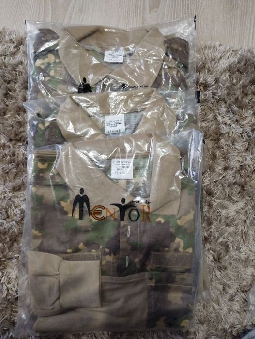 Vând haine militare