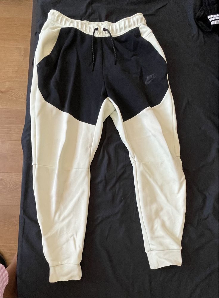 pantaloni nike tech