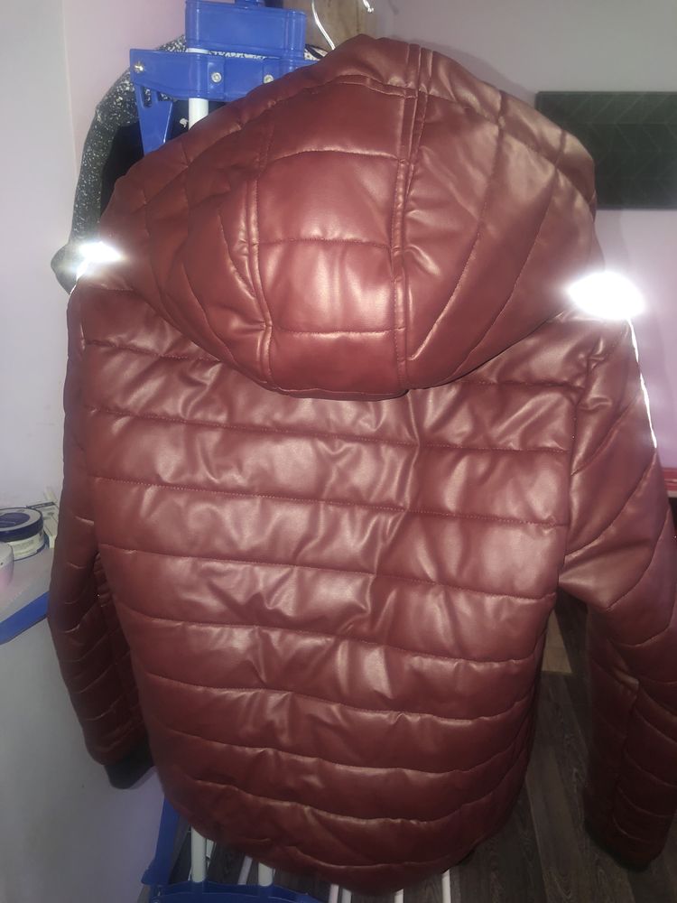 Geaca rosie impecabilă