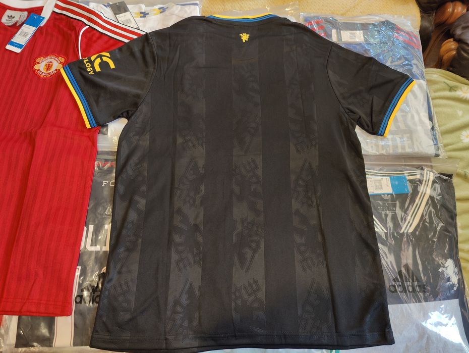 Футболни тениски Manchester United 2025/2026 3rd и retro
