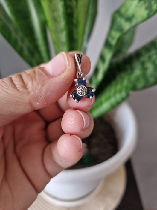 Сребърна висулка със сапфири