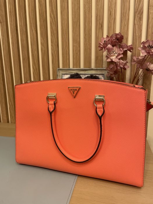 Елегантна чанта Guess