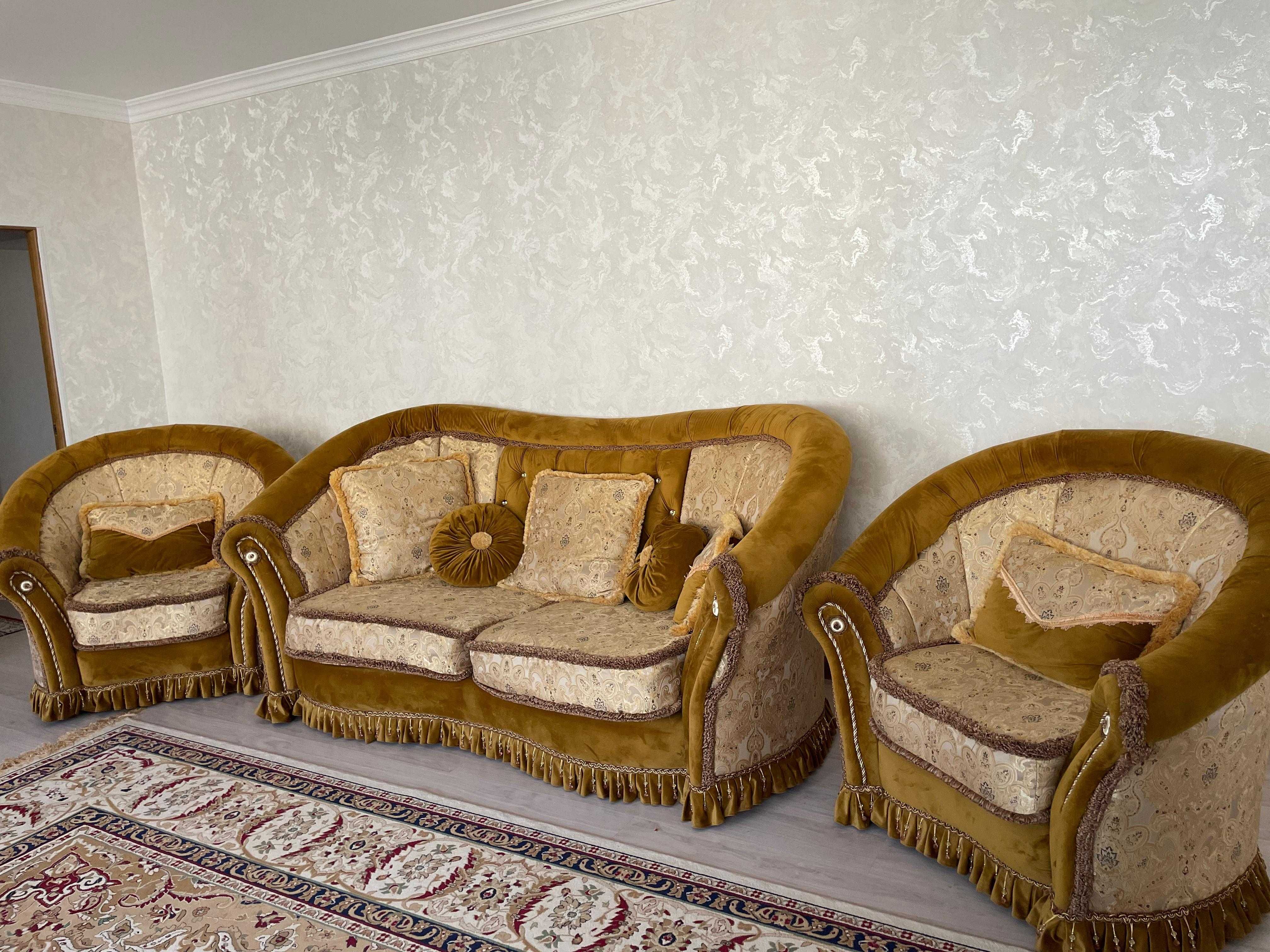 Продам диван с двумя креслами