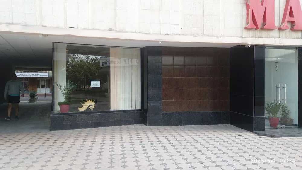 Сдаётся офис 95 м² на пл. Хамид Алимджан — бизнес-центр, 1-й этаж!