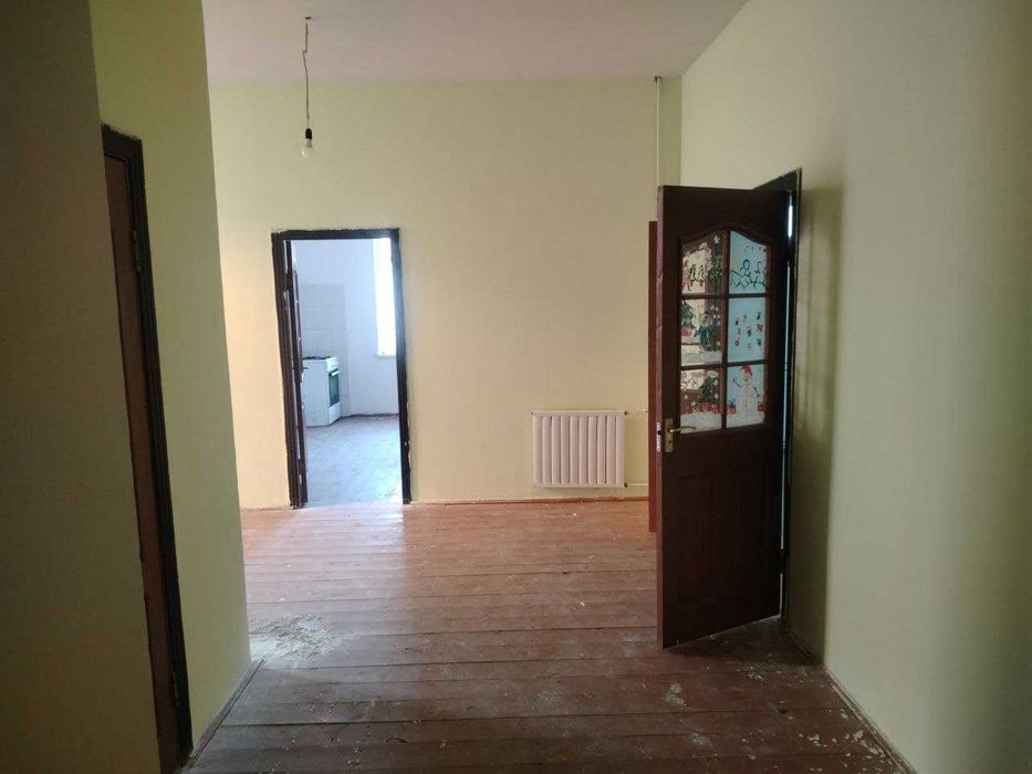 Коттедж сотилади. 6 сотихдан иборат. Эски деҳқон бозорига яқин.